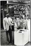 403130 Portret van Wout en Ria Kolb voor hun witgoedwinkel Wako (Steenweg 26) te Utrecht.